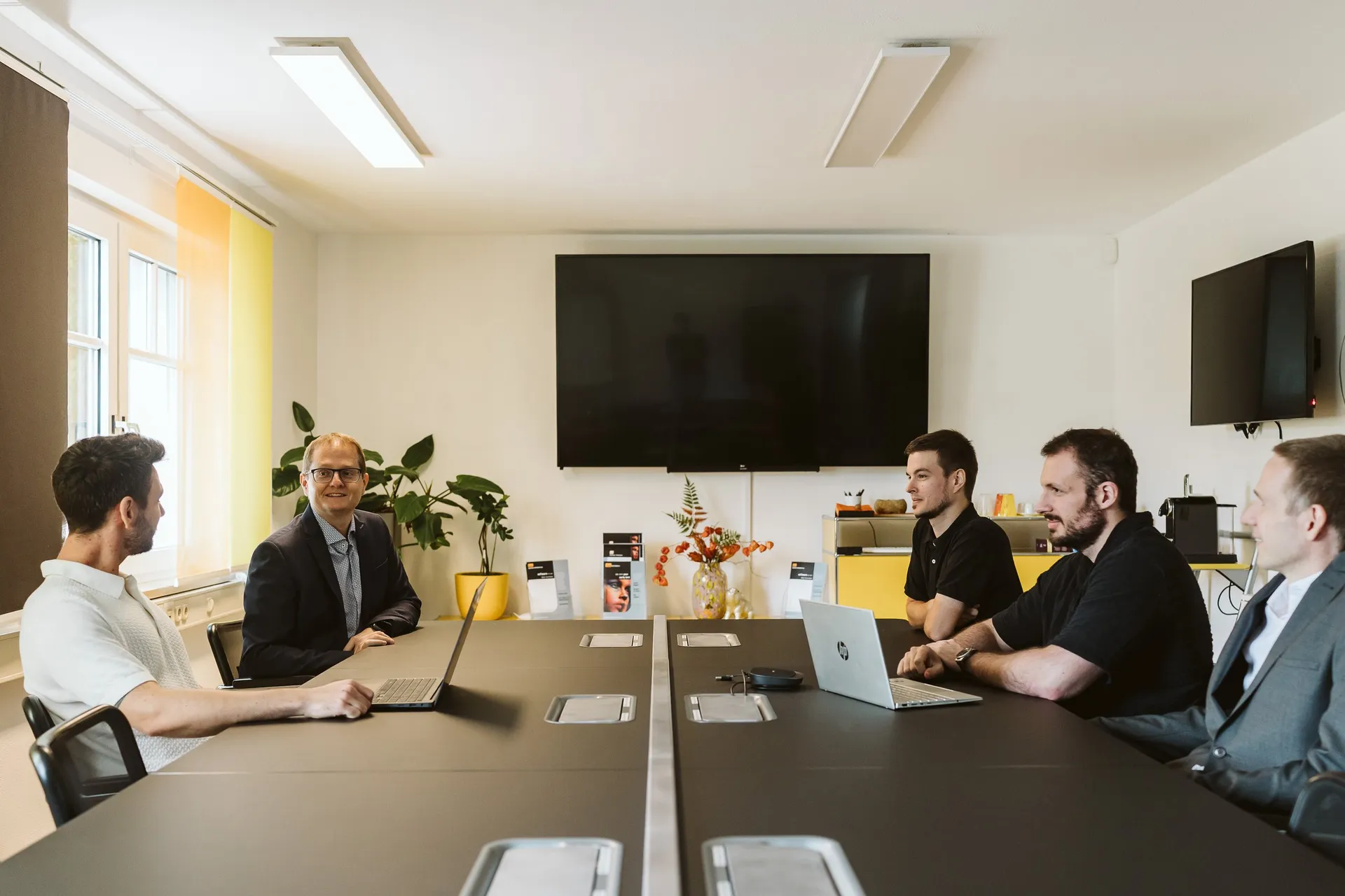 EMM Team im Konferenzraum